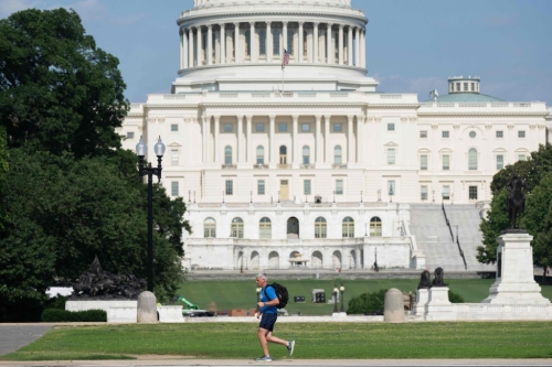 美国国会民主党众议员提出决议案,要约束特朗普对伊朗动武。 美国国会民主党众议员提出决议案,要约束特朗普对伊朗动武。