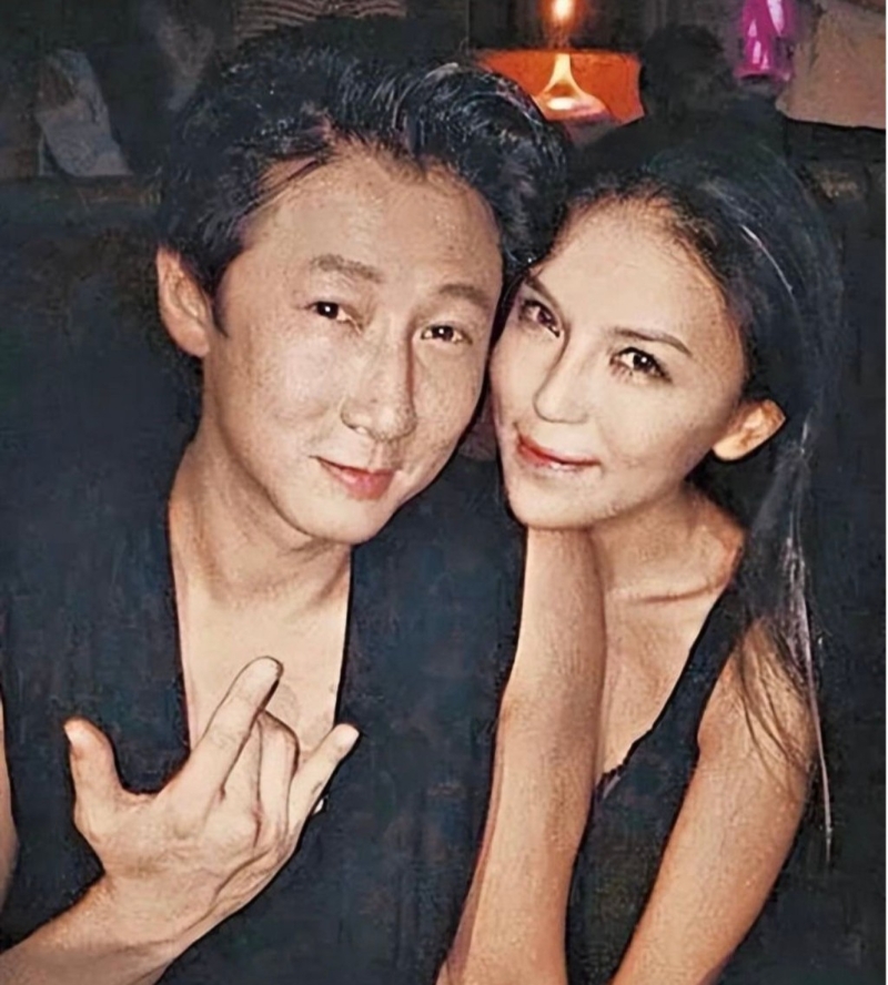 2014年洪天明被曝在内地夜店醉揽模特儿杜颜嘉,还有一张两人头贴头的合照流出。 2014年洪天明被曝在内地夜店醉揽模特儿杜颜嘉,还有一张两人头贴头的合照流出。