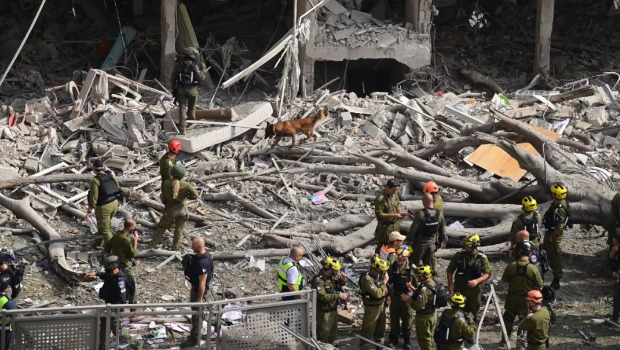 6月22日,在以色列中部特拉维夫的导弹袭击现场,应急和救援人员开展工作。 6月22日,在以色列中部特拉维夫的导弹袭击现场,应急和救援人员开展工作。