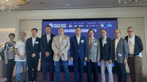 (右五)香港电脑商会主席洪英峰表示,现时经济低迷,业界对对活动寄予厚望。蔡 (右五)香港电脑商会主席洪英峰表示,现时经济低迷,业界对对活动寄予厚望。蔡