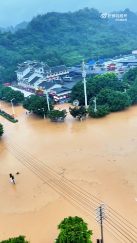 榕江村超足球场周边道路同样严重水浸。微博@贵州村超推荐官阿毅 榕江村超足球场周边道路同样严重水浸。微博@贵州村超推荐官阿毅