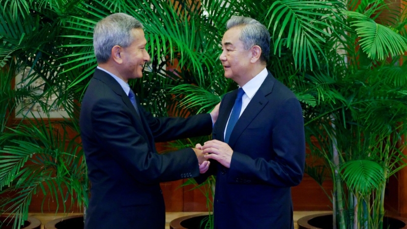 外交部长王毅(右)今日(24日)在北京会见新加坡外长维文。 微博@外交部.jpg 外交部长王毅(右)今日(24日)在北京会见新加坡外长维文。 微博@外交部.jpg