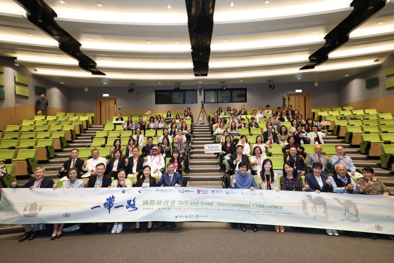 来自多个国家和地区的专家学者、教育工作者及研究生齐聚研讨会交流研究成果。 来自多个国家和地区的专家学者、教育工作者及研究生齐聚研讨会交流研究成果。