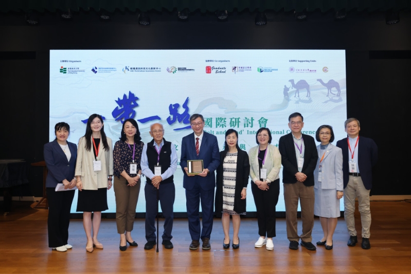 教大校长李子建教授代表教大致送纪念品予主题演讲嘉宾。 教大校长李子建教授代表教大致送纪念品予主题演讲嘉宾。