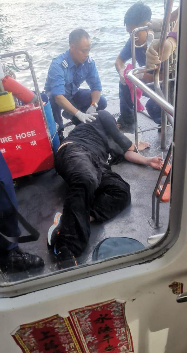 姜涛由海事处的船只救起,当时姜涛全身湿透,倒卧船上。.jpeg 姜涛由海事处的船只救起,当时姜涛全身湿透,倒卧船上。.jpeg