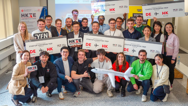 劳工及福利局局长孙玉菡(前二排左四)及人才办总监刘镇汉(中)率团远赴德国推广。 劳工及福利局局长孙玉菡(前二排左四)及人才办总监刘镇汉(中)率团远赴德国推广。