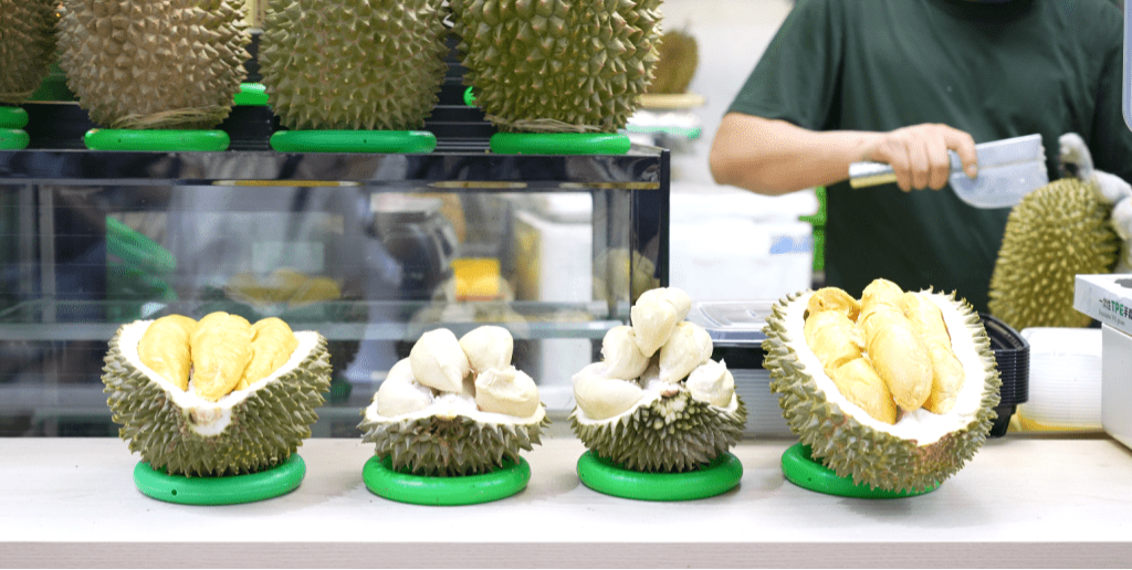 榴莲达人Leo表示,马来西亚出产的榴莲品种多,质量有保证。 榴莲达人Leo表示,马来西亚出产的榴莲品种多,质量有保证。