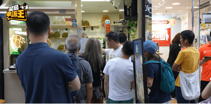 贩卖榴莲的店铺排长龙。 贩卖榴莲的店铺排长龙。