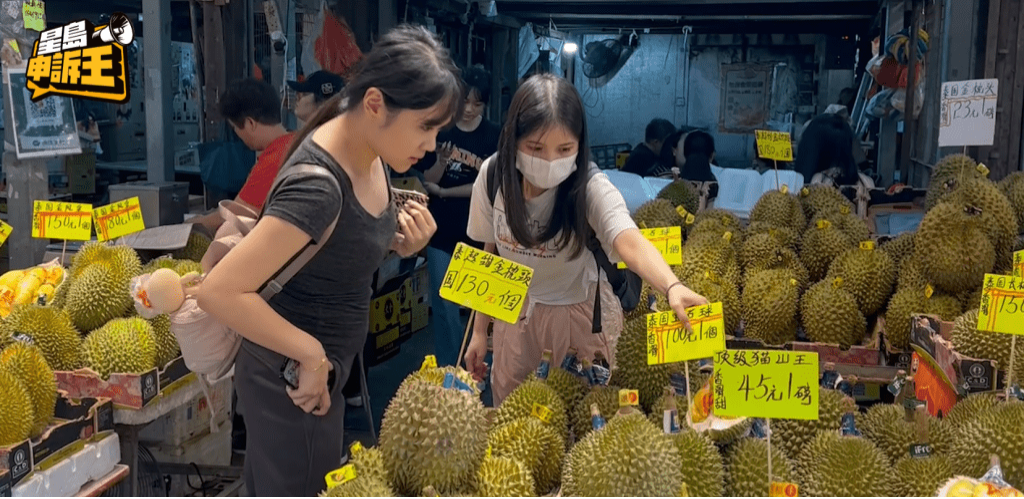 不少内地旅客专门来港买榴莲。 不少内地旅客专门来港买榴莲。