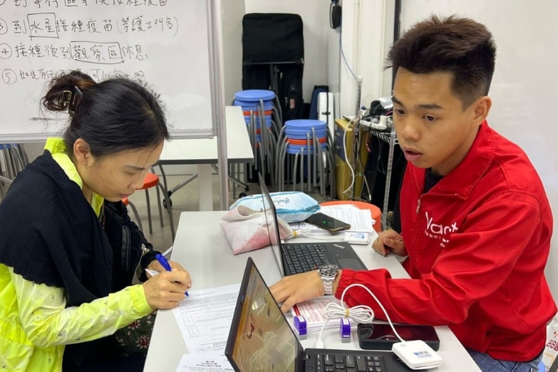 深水埗街坊填表参与免费注射流感疫苗计划 深水埗街坊填表参与免费注射流感疫苗计划