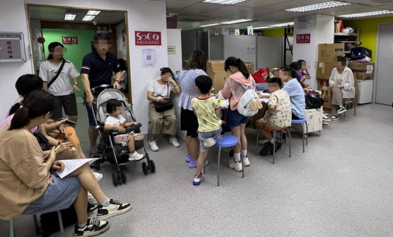 不少年轻家长带同子女前来接种免费流感疫苗 不少年轻家长带同子女前来接种免费流感疫苗