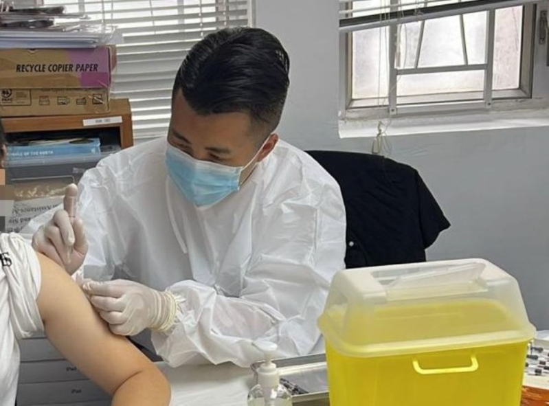 剑苗医疗外展队医护人员早前为基层市民打免费流感针。 剑苗医疗外展队医护人员早前为基层市民打免费流感针。