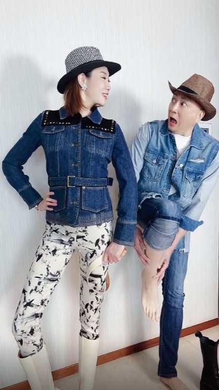 汤镇业经常与妻子一同拍抖音片。 汤镇业经常与妻子一同拍抖音片。