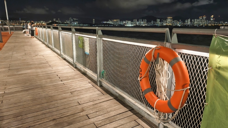 码头旁边设置了救生圈。 码头旁边设置了救生圈。