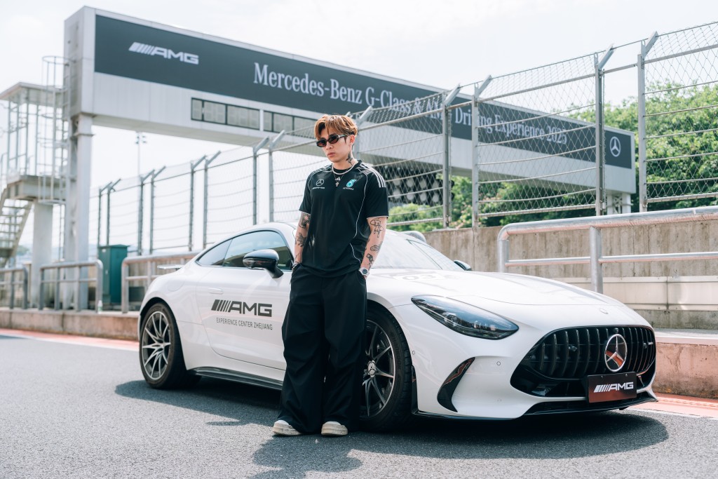 本地音乐潮人Tyson Yoshi以嘉宾身份出席AMG及G-Class试驾体验活动,席间有机会试驾816ps马力GT63 S E-Performance超跑。 本地音乐潮人Tyson Yoshi以嘉宾身份出席AMG及G-Class试驾体验活动,席间有机会试驾816ps马力GT63 S E-Performance超跑。