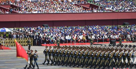 9月3日,三军仪仗队通过天安门广场。 9月3日,三军仪仗队通过天安门广场。