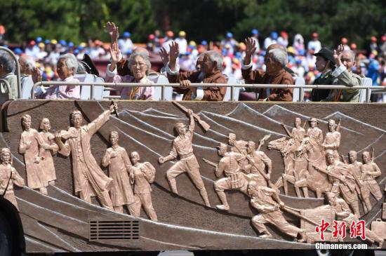 抗战老兵乘车方队通过天安门广场。 抗战老兵乘车方队通过天安门广场。