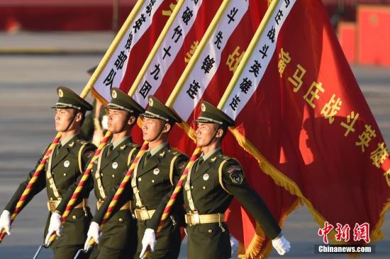 在北京天安门广场前,徒步方队正在抓紧时间演练 在北京天安门广场前,徒步方队正在抓紧时间演练