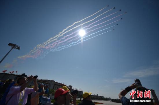 受阅空中梯队飞过天安门 受阅空中梯队飞过天安门