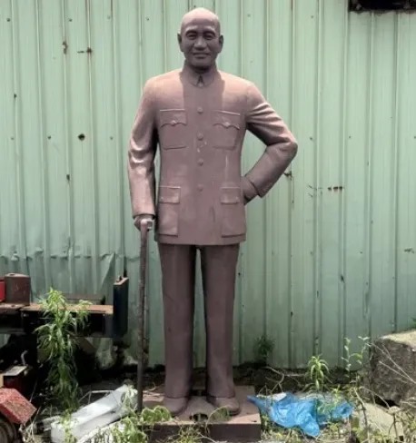 资料图:被遗弃在台湾某处垃圾场的蒋介石铜像。 图片来源:台媒 资料图:被遗弃在台湾某处垃圾场的蒋介石铜像。 图片来源:台媒