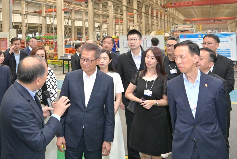 陈茂波(左2) 陈茂波(左2)