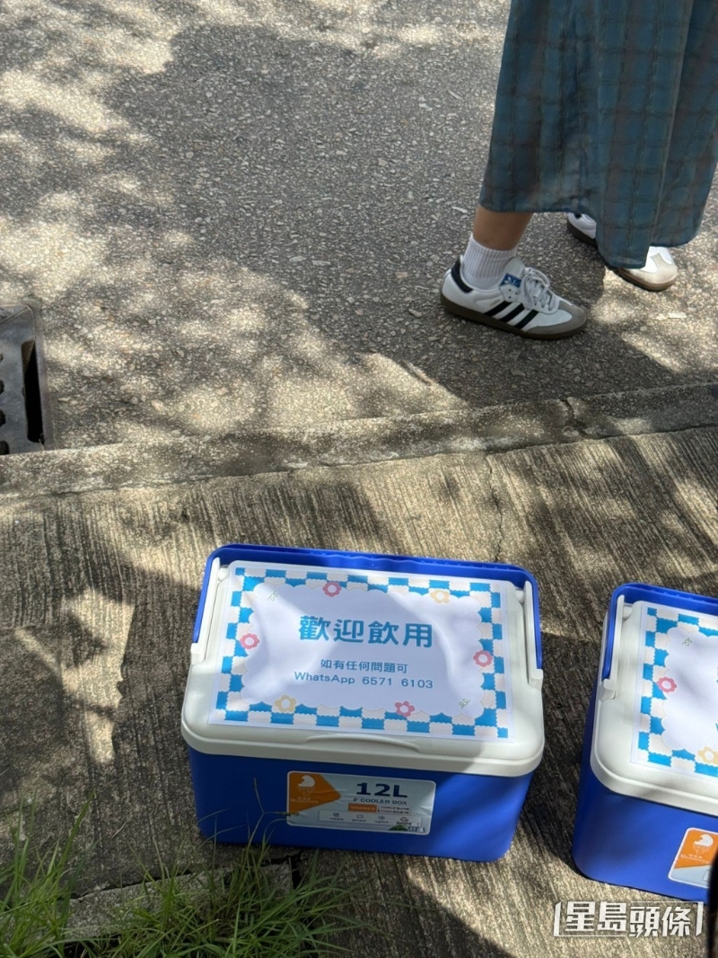 庄雅婷昨日参加港姐面试时,同行友人自备两个装满冰冻饮品的保温冰箱。资料图片 庄雅婷昨日参加港姐面试时,同行友人自备两个装满冰冻饮品的保温冰箱。资料图片