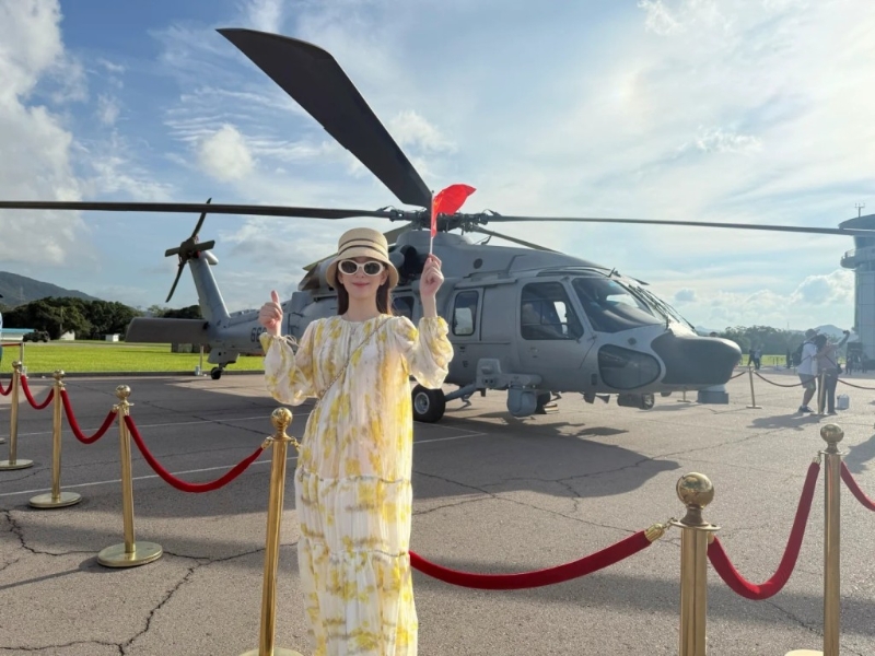 方媛宣布怀三宝后首次更新社交网,和两个女儿去参观驻港空军开放日活动。 方媛宣布怀三宝后首次更新社交网,和两个女儿去参观驻港空军开放日活动。