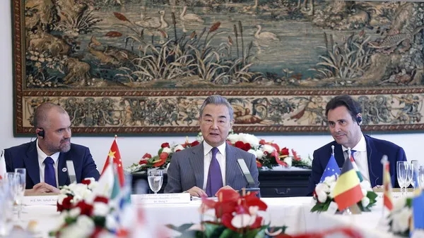 王毅会见欧盟驻华代表团团长和欧盟各成员国驻华使节 王毅会见欧盟驻华代表团团长和欧盟各成员国驻华使节