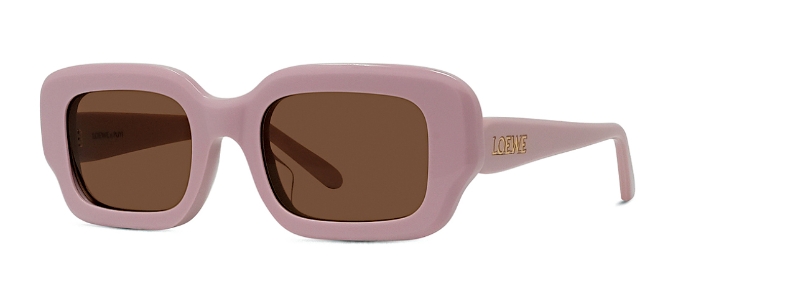 Loewe×Puyi Slims系列灰粉色长方形镜框搭配锈红色镜片太阳眼镜。($2,600) Loewe×Puyi Slims系列灰粉色长方形镜框搭配锈红色镜片太阳眼镜。($2,600)