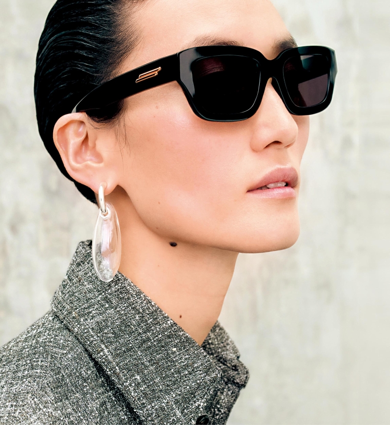 Bottega Veneta这款长方形镜框采用醋酸纤维幼框结构和斜面设计,镜臂以金属缎带细节点缀。($3,250) Bottega Veneta这款长方形镜框采用醋酸纤维幼框结构和斜面设计,镜臂以金属缎带细节点缀。($3,250)