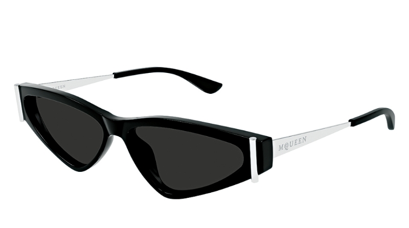 Alexander McQueen黑色猫眼形醋酸纤维太阳眼镜,渗注Y2K美学风格。($3,170) Alexander McQueen黑色猫眼形醋酸纤维太阳眼镜,渗注Y2K美学风格。($3,170)