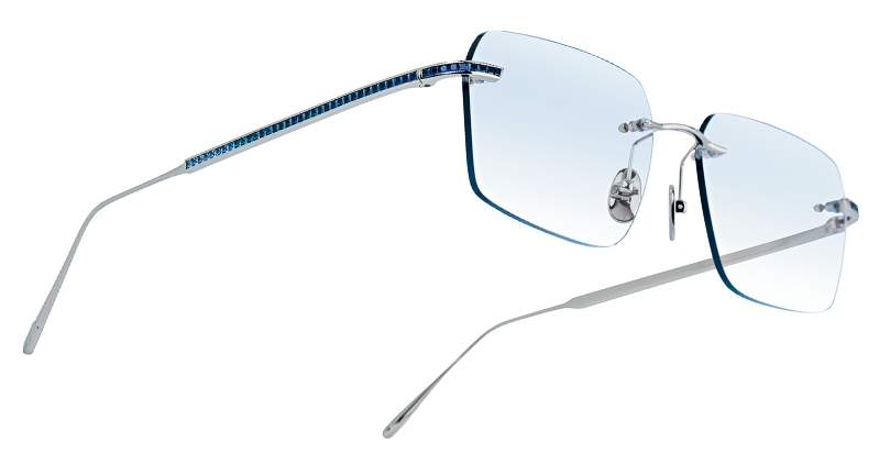 LOTOS Eternity 18K白金蓝宝石款式,镜臂镶嵌88颗共重4.34卡公主方形切割蓝宝石,呈自然渐变效果。(售价待定) LOTOS Eternity 18K白金蓝宝石款式,镜臂镶嵌88颗共重4.34卡公主方形切割蓝宝石,呈自然渐变效果。(售价待定)