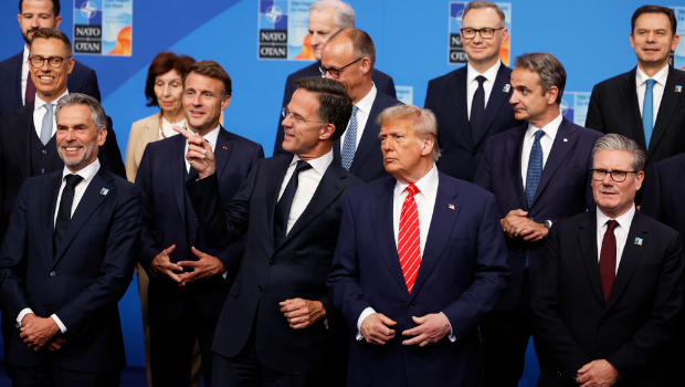 特朗普与北约秘书长吕特在北约国家元首和政府首脑合影中交谈 特朗普与北约秘书长吕特在北约国家元首和政府首脑合影中交谈