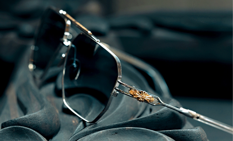 重新演绎双梁飞行员款式,梁上方镌刻品牌标志,镜臂饰以22K金十字架点缀。($77,450) 重新演绎双梁飞行员款式,梁上方镌刻品牌标志,镜臂饰以22K金十字架点缀。($77,450)