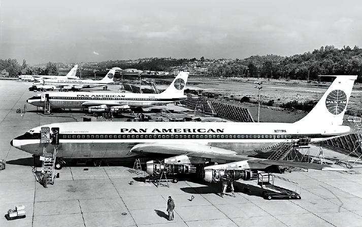 1955年,Rolex与泛美航空(Pan Am Airlines)合作,为当时国际航空进入长途飞行的发展而开发了GMT-Master。 1955年,Rolex与泛美航空(Pan Am Airlines)合作,为当时国际航空进入长途飞行的发展而开发了GMT-Master。