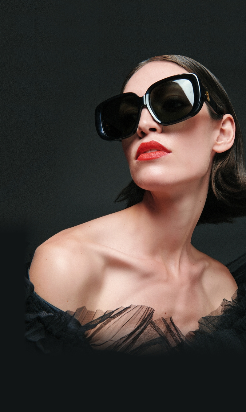 黑色方形粗框太阳眼镜$4,850。 黑色方形粗框太阳眼镜$4,850。