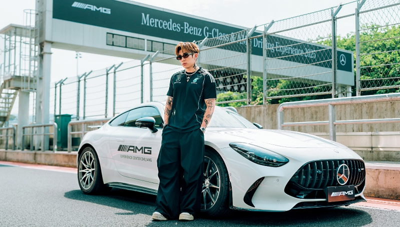 本地音乐潮人Tyson Yoshi以嘉宾身份出席AMG及G-Class试驾体验活动,席间有机会试驾816ps马力GT63 S E-Performance超跑。 本地音乐潮人Tyson Yoshi以嘉宾身份出席AMG及G-Class试驾体验活动,席间有机会试驾816ps马力GT63 S E-Performance超跑。