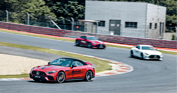 今次有机会在赛道试驾最新款AMG SL63高性能版(前)。 今次有机会在赛道试驾最新款AMG SL63高性能版(前)。