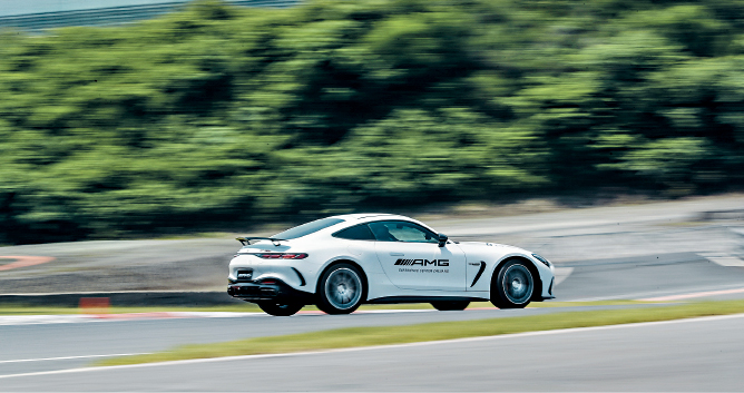 GT63 S E-Perfromance马力高达816ps、扭力1,140Nm,在赛道展现强横动力及灵活操控功架。 GT63 S E-Perfromance马力高达816ps、扭力1,140Nm,在赛道展现强横动力及灵活操控功架。