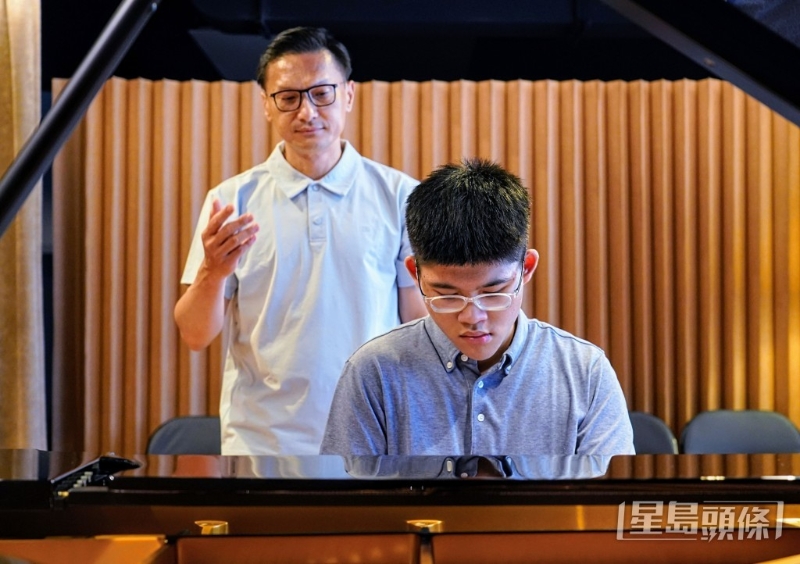 陈驾桦弹琴伴奏,陈锦鸿高声歌唱,默契十足。 叶伟豪摄 陈驾桦弹琴伴奏,陈锦鸿高声歌唱,默契十足。 叶伟豪摄
