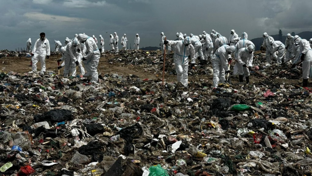 大批警员身穿白色全套保护衣,在堆填区搜证。 大批警员身穿白色全套保护衣,在堆填区搜证。