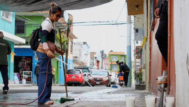 枪击后,民众洗清现场的血渍。 枪击后,民众洗清现场的血渍。