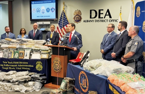 当局破获纽约贩毒集团,一华人在内13人被捕。 缉毒局 当局破获纽约贩毒集团,一华人在内13人被捕。 缉毒局