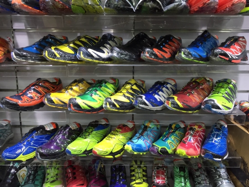 “大中体育用品”售卖各式户外及室内体育用品,款式齐备。 “大中体育用品”售卖各式户外及室内体育用品,款式齐备。