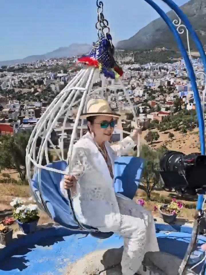 汪明荃捉实鞦韆。 汪明荃捉实鞦韆。