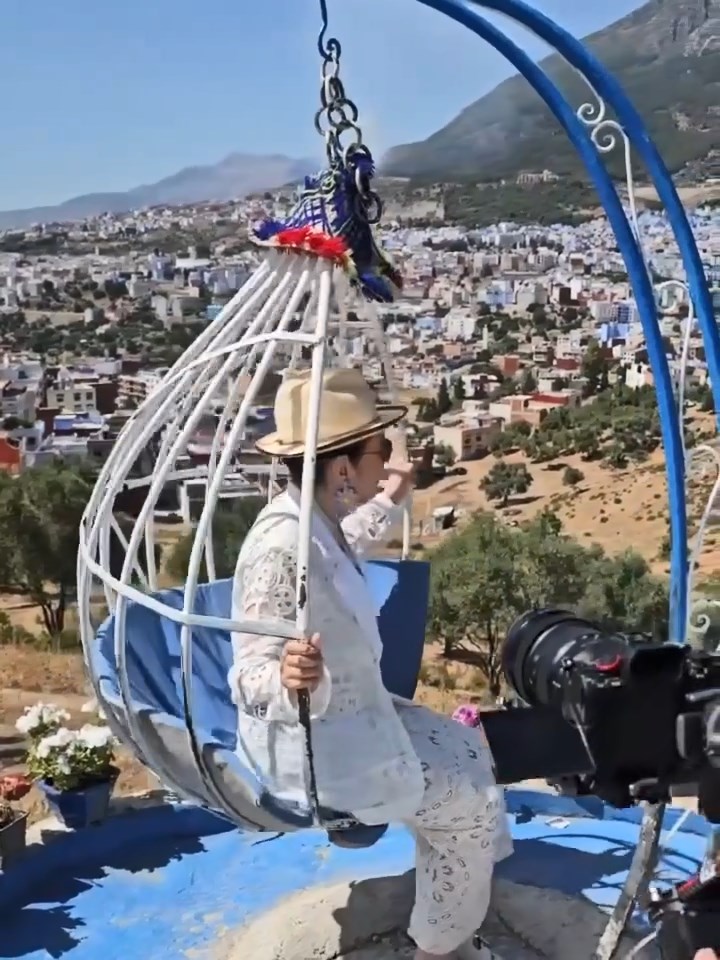 汪明荃不敢大幅度转身。 汪明荃不敢大幅度转身。