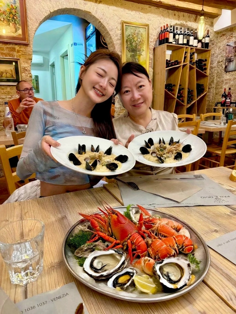 王卓淇现时跟妈妈于欧洲旅行,正身处意大利。 王卓淇现时跟妈妈于欧洲旅行,正身处意大利。