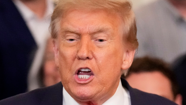 美国总统特朗普26日在白宫东厅(East Room)发表谈话的神情 美国总统特朗普26日在白宫东厅(East Room)发表谈话的神情