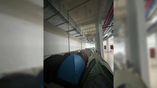 宿舍太热学生架帐篷地下室过夜 宿舍太热学生架帐篷地下室过夜