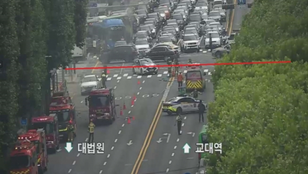 受到气体外泄影响,地铁站附近封锁,进行人车管制。 受到气体外泄影响,地铁站附近封锁,进行人车管制。